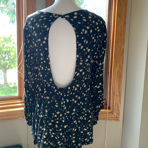 Daisy open back Top - Picture 2 of 4